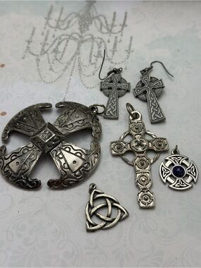 🐈‍⬛🐈‍⬛50%off Vintage Celtic Items Pendants